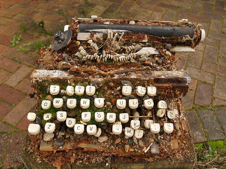 Extremely decaying abandoned typewriter in Deptford 