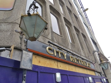 Holborn, EC4 -  the closed down City Retreat pub (Derelict London)