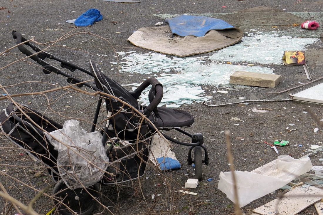 Picture of abandoned pushchair in ​​Charlton, SE7 - Woolwich Rd 