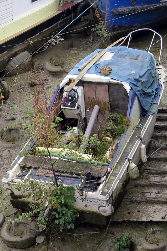 Picture of abandoned boat on the Thames in Brentford