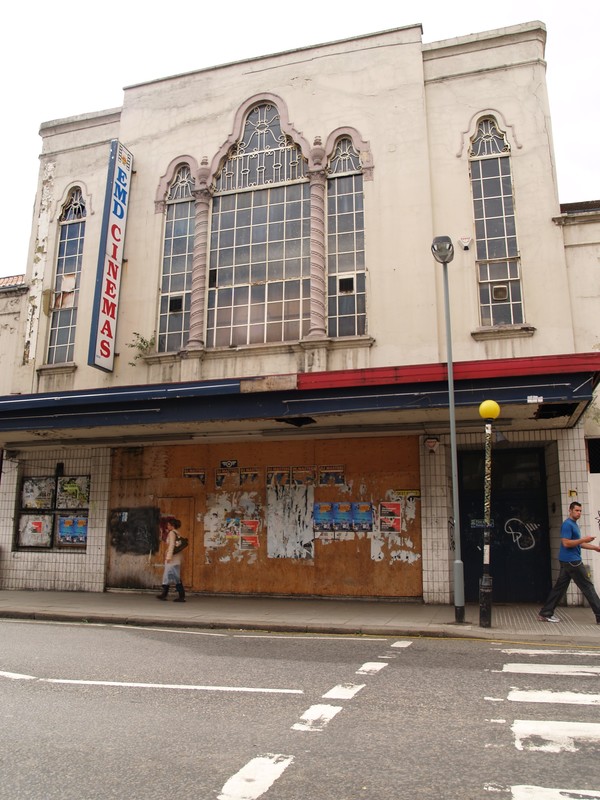 Pictureof derelict EMD Cinema in Walthamstow in 2007