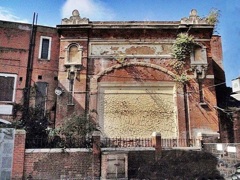 Picture of derelict Rialto Cinema in Enfield in 2009