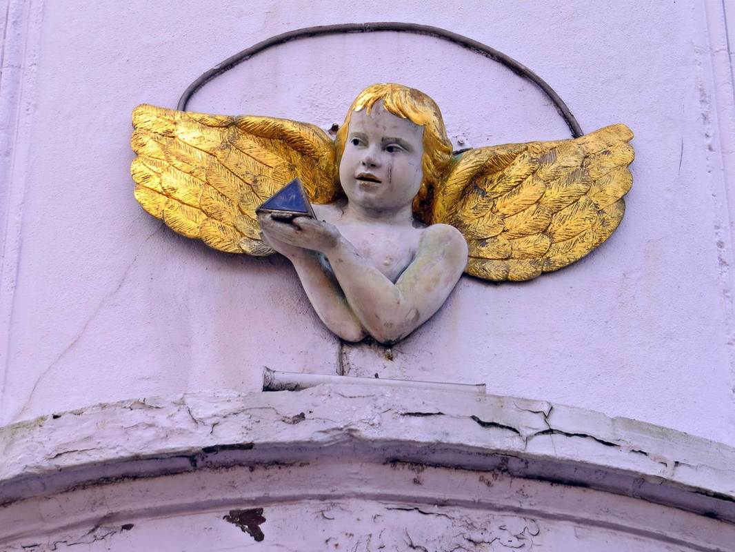 Picture of angel on side of ex pub on Three Colt Street in Limehouse