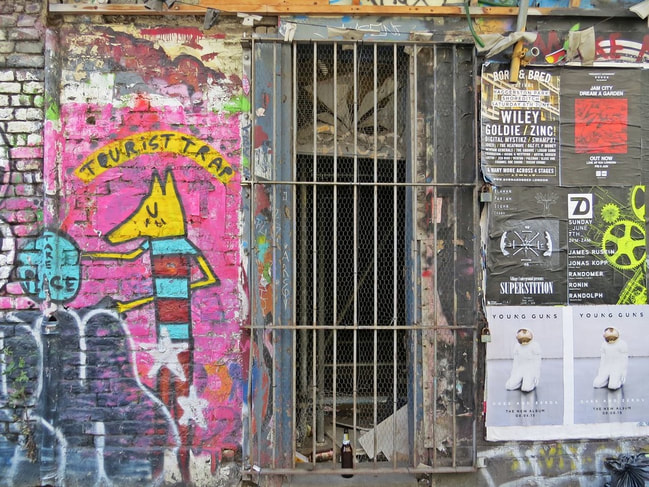 Picture of tourist trap graffiti on derelict building near Brick Lane, Shoreditch