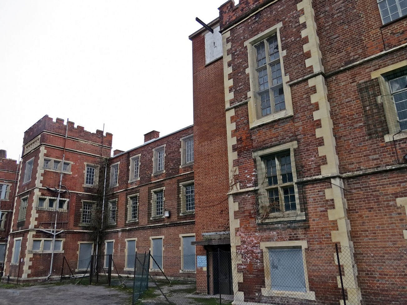 Derelict blocks at SW17  - Springfield University Hospital  ​(aka Surrey County Pauper Lunatic Asylum)