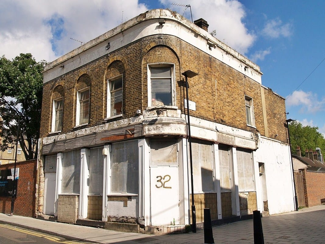The Marquis of Lansdowne pub was scheduled for demolition by the adjacent Geffrye Museum. The director of the Geffrye Museum said in 2013 that he had “no interest in the culture of the labouring classes”.