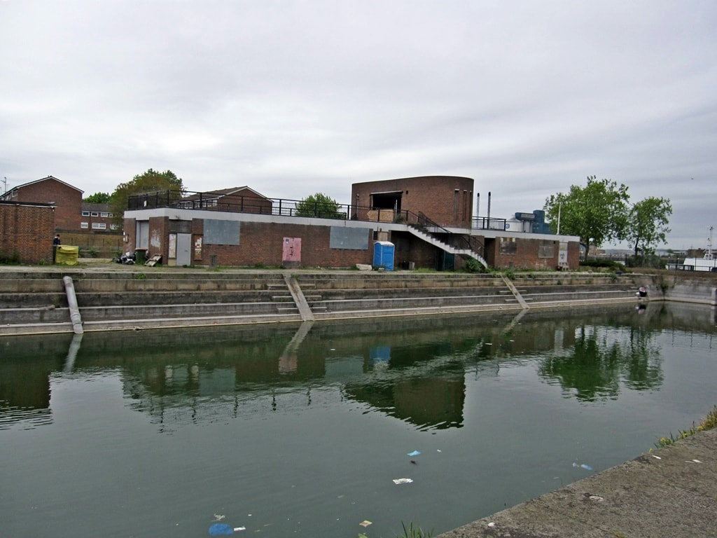 Woolwich Aquatic Centre whose buildings were constructed between the two old docks was used for canoeing, diving and fishing. 